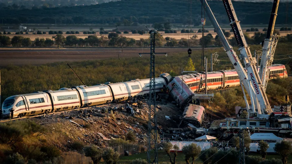 Trem na Espanha pode ter seguido a 200 km/h, diz relatório