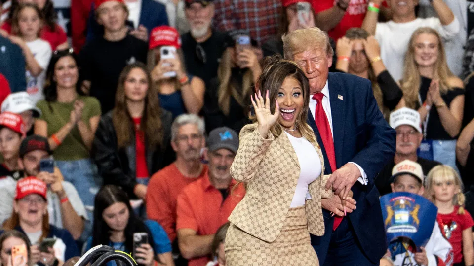Trump elogia físico de Nicki Minaj em comício no Michigan