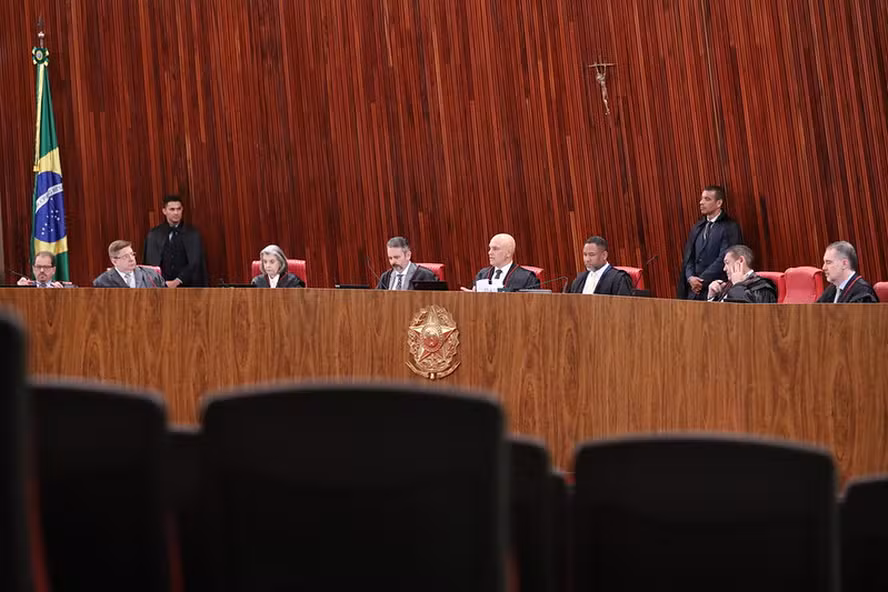 TSE registra mais de 800 ações na disputa entre Lula e Flávio Bolsonaro