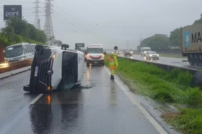 Van tomba na Via Dutra e interdita pista em São José dos Campos
