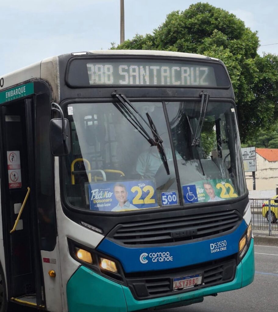 Vereadora denuncia ônibus com adesivos de Flávio Bolsonaro no Rio