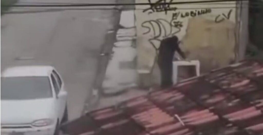 Vídeo mostra assalto a ponto de drogas em São Gonçalo