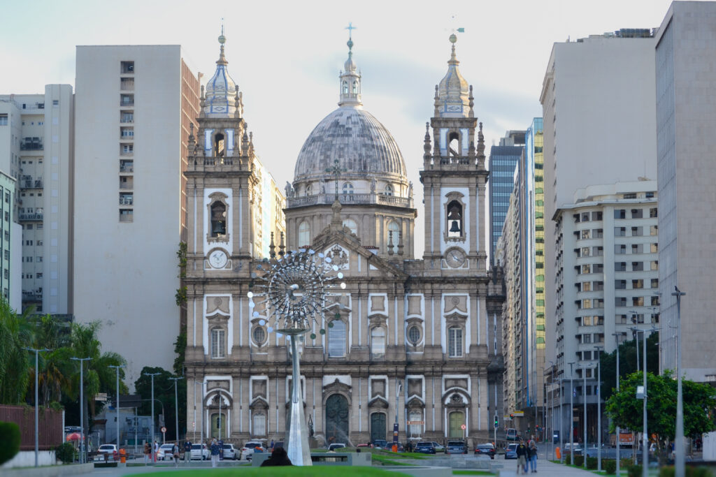 Vitrais centenários da Candelária ganham proteção no Rio