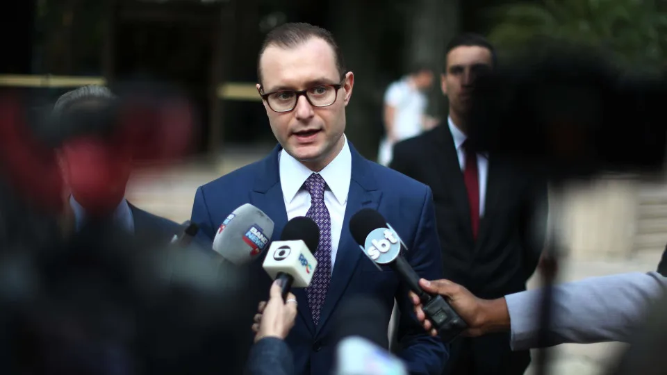 Votação do segundo turno termina às 19h neste domingo