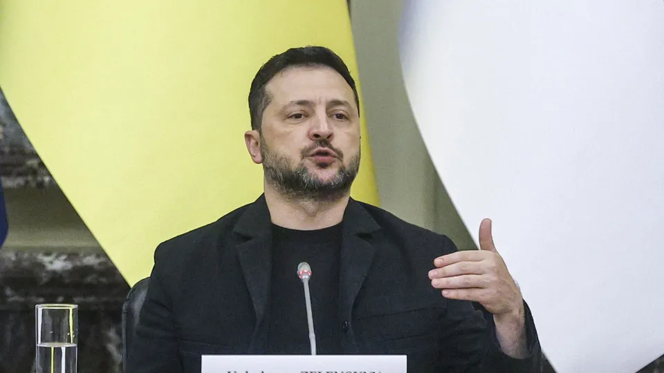 Zelensky alerta para risco de reunião entre EUA, Rússia e China